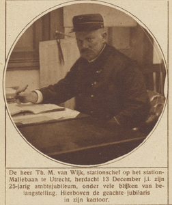 870315 Portret van Th.M. van Wijk (Oosterstraat 4) te Utrecht, stationschef van het Maliebaanstation, die 25 jaar in ...
